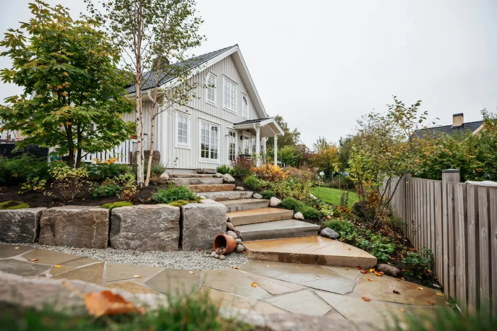 stenl ggning st dmurar och trappor i tr dg rden smarta l sningar som lyfter b de tomt och hus